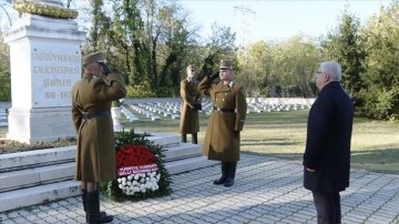 Milli Savunma Bakanı G&uuml;ler'den Budapeşte'deki Gali&ccedil;ya Cephesi Şehitliği'ne ziyaret