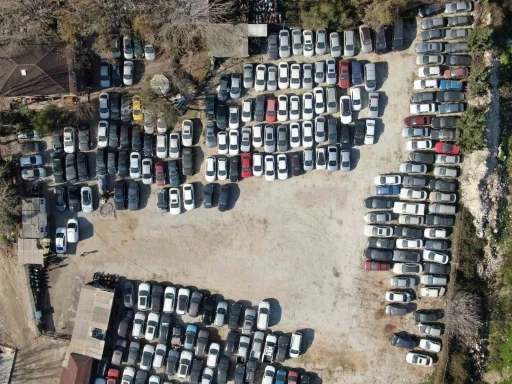 Milli servet otoparklarda &ccedil;&uuml;r&uuml;meye terk edildi, aralarında 21 yıldır bekleyen var
