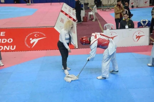 Milli sporcu m&uuml;sabakayı bıraktı, piste paspas attı
