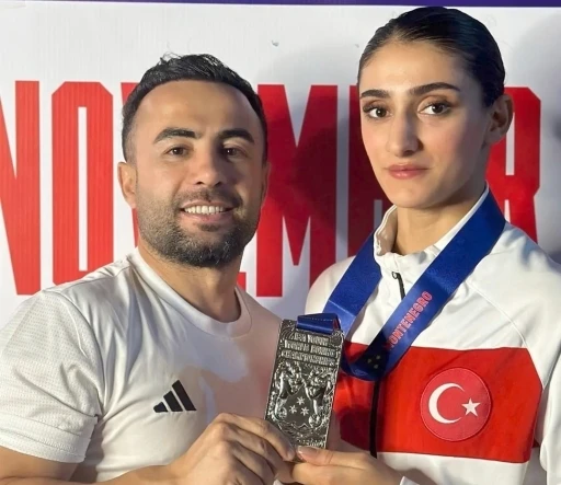 Milli sporcu Pınar Benek&rsquo;ten Gen&ccedil;ler D&uuml;nya Boks Şampiyonası&rsquo;nda g&uuml;m&uuml;ş madalya

