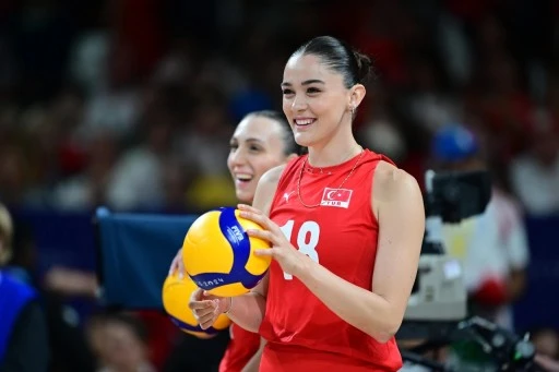Milli voleybolcu Zehra G&uuml;neş: K&uuml;&ccedil;&uuml;k yaşta dış baskılara maruz kaldık