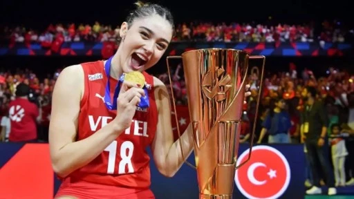Milli voleybolcu Zehra G&uuml;neş'ten anlam dolu imza! 