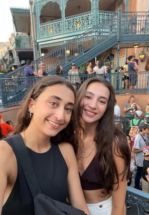 Milli voleybolcular Elif Şahin ve Saliha Şahin, &rsquo;İyilik El&ccedil;ileri&rsquo; oldu
