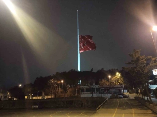 Milli yas ilan edilmesiyle İstanbul&rsquo;da bayraklar yarıya indirildi
