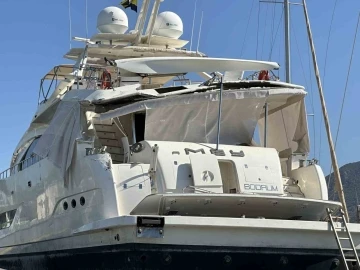 Milyon dolarlık yatın &ccedil;arptığı motoryatın kaptanı Demir: &ldquo;Yat karaya da vurabilirdi ama bizim yatımıza &ccedil;arpmayı tercih etti&rdquo;
