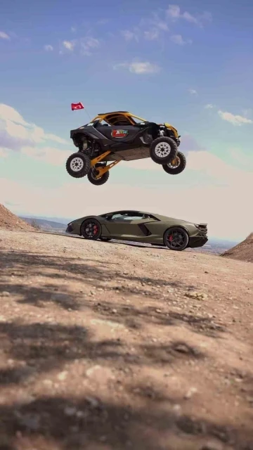 Milyonluk arabanın &uuml;st&uuml;nden ATV ile atladı, Yusuf Dike&ccedil; pozu verdi
