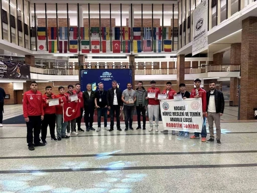 Milyonluk b&uuml;t&ccedil;elere kafa tuttular, T&uuml;rk bayrağı B&uuml;kreş&rsquo;te dalgalandı
