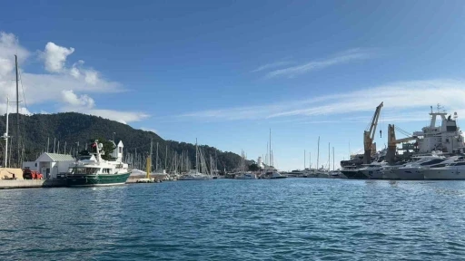 Milyonluk motor yatlar, y&uuml;k gemileri ile Marmaris&rsquo;e getirildi

