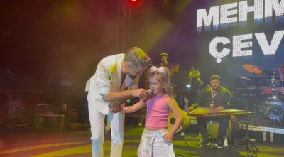 Mehmet &Ccedil;evik Gemlik&rsquo;te memleketi i&ccedil;in &uuml;cretsiz sahne aldı