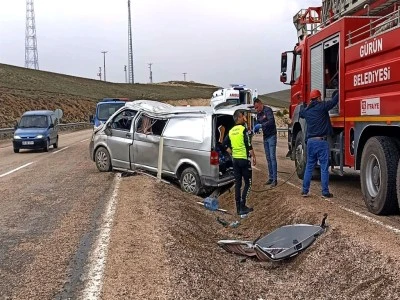 Minib&uuml;s devrildi: 1 &ouml;l&uuml;, 8 yaralı