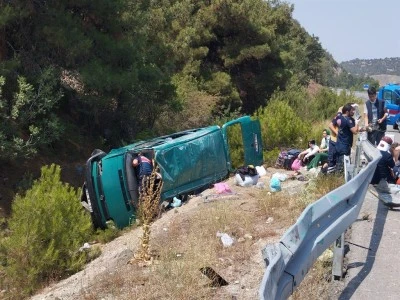 Minib&uuml;s devrildi: 13 yaralı