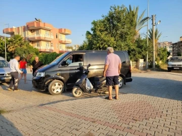 Minib&uuml;s ile motosiklet &ccedil;apıştı: 1 yaralı
