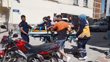 Minib&uuml;s ile motosiklet &ccedil;arpıştı: 1 yaralı
