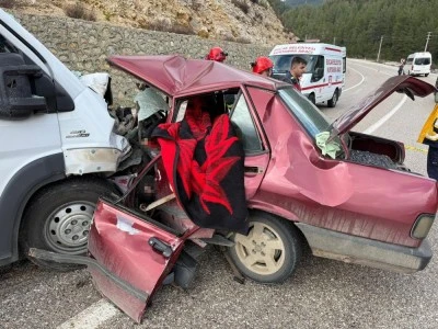 Minib&uuml;s ile otomobil kafa kafaya &ccedil;arpıştı: 2 &ouml;l&uuml;, 4 yaralı
