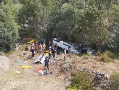 Minib&uuml;s şarampole u&ccedil;tu, 4&rsquo;&uuml; ağır 10 kişiyi yaralandı