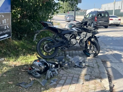 Minib&uuml;sle &ccedil;arpışan motosikletin s&uuml;r&uuml;c&uuml;s&uuml; ağır yaralı