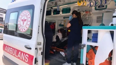 Minib&uuml;sle &ccedil;arpışan motosikletteki baba ile kızı yaralandı