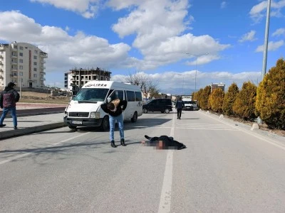 Minib&uuml;s&uuml;n &ccedil;arpmasıyla 32 metre ileriye fırlayarak hayatını kaybetti 