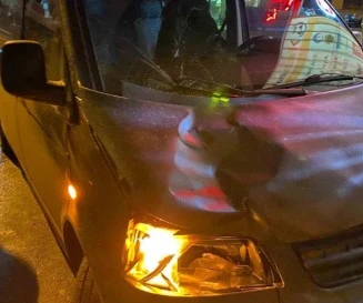 Minib&uuml;s&uuml;n &ccedil;arptığı 21 yaşındaki gen&ccedil; hastanede &ouml;ld&uuml;