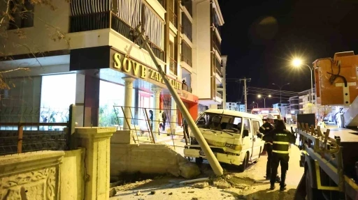 Minib&uuml;s&uuml;n &ccedil;arptığı elektrik direği balkona d&uuml;şt&uuml;: 3 yaralı
