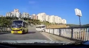 Minib&uuml;s&uuml;n dereye u&ccedil;ma anı kameraya yansıdı
