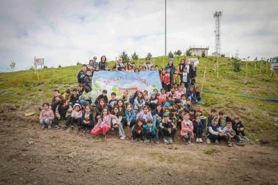 Minik eller fidanları toprakla buluşturdu
