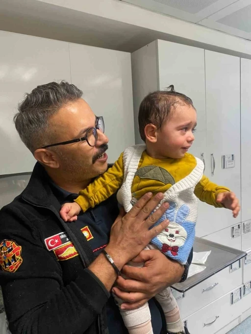 Minik Emir&rsquo;in parmağı resepsiyon ziline sıkıştı
