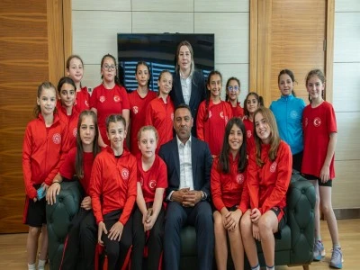 Minik g&uuml;reş&ccedil;ilerden Bakan Yardımcısı Yerlikaya ve Yasemin Adar Yiğit&rsquo;e ziyaret