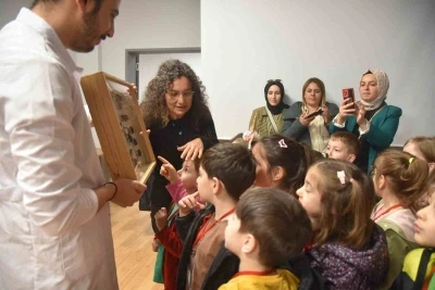 Minik &ouml;ğrenciler b&ouml;cekleri dikkatle inceledi
