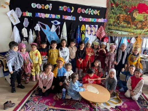 Minik &ouml;ğrenciler Yerli Malı Haftasında &ccedil;iğk&ouml;fte yoğurup, ekmek yaptı
