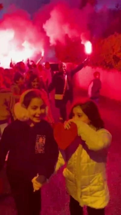 Minik &ouml;ğrencilerden &ouml;ğretmenlerine meşaleler eşliğinde &lsquo;Anneler G&uuml;n&uuml;&rsquo; kutlaması
