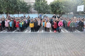 Minik &ouml;ğrencilerden şehit Mehmet&ccedil;ikler i&ccedil;in saygı duruşu
