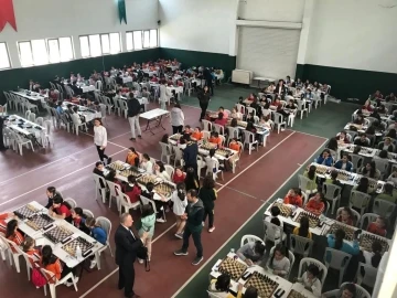Minik satran&ccedil; tutkunları kupalarına kavuştu
