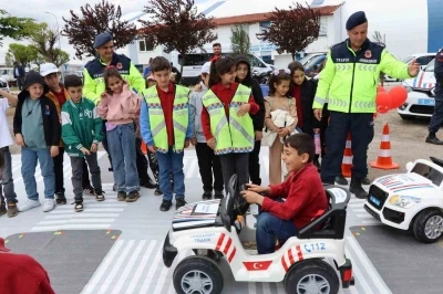 Minik y&uuml;rekler b&uuml;y&uuml;k kahramanlarla buluştu
