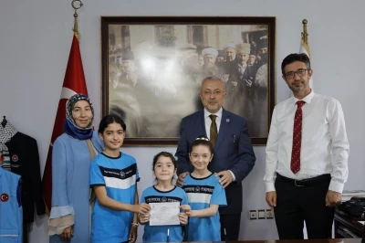 Minik y&uuml;rekler el emeğiyle kazandıklarını Filistin halkına bağışladı
