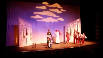 Minik y&uuml;rekler tiyatro sahnesinde buluştu
