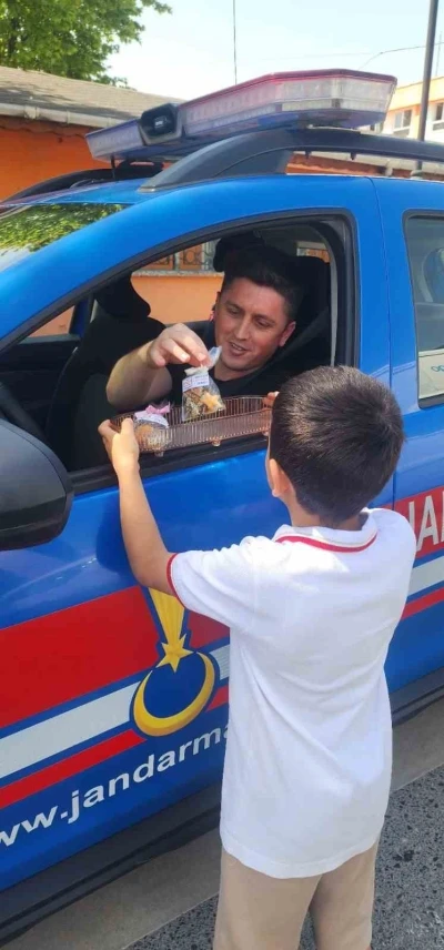 Minik y&uuml;reklerden b&uuml;y&uuml;k farkındalık: Yaya ge&ccedil;idinde duranlara tatlı teşekk&uuml;r
