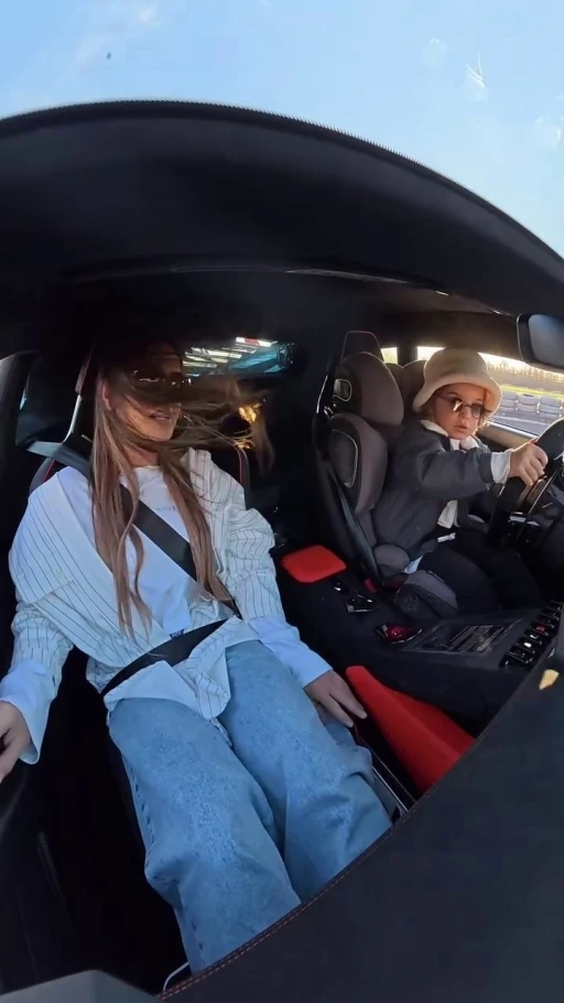 Minik Zayn annesini, &ldquo;Seni gezdireceğim&rdquo; diye kandırıp pistte tozu dumana kattı
