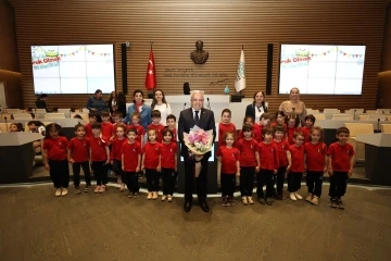 Minikler bayram coşkusunu Başkan &Ouml;zdemir ile paylaştı
