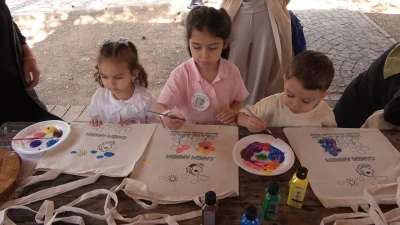 Minikler hem doğada &ccedil;&ouml;p topladı hem de anneleri i&ccedil;in bez &ccedil;anta boyadı
