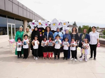 Miniklerden annelerine &ouml;zel g&ouml;steri
