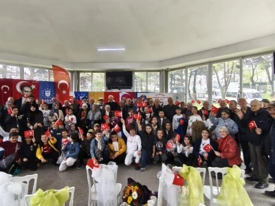 Bursa'da miniklerden y&uuml;rek ısıtan 23 Nisan kutlaması