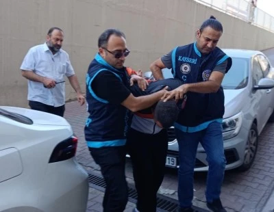 Misafir olarak gittiği evin sahibini bı&ccedil;aklayarak &ouml;ld&uuml;ren ş&uuml;pheli adliyeye sevk edildi