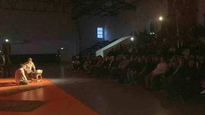 &rsquo;Misafir&rsquo; oyunu raylar yerine salonda Karslılarla buluştu
