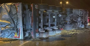 Mısır y&uuml;kl&uuml; kamyon devrildi: 1 yaralı