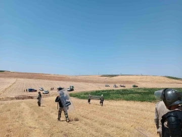 Mobil ve ka&ccedil;ak trafo kullanan şahıslardan enerji şirketi personeline taşlı saldırı
