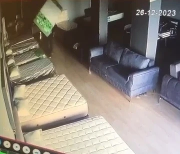 Mobilya d&uuml;kkanına girip sırtladığı yatağı &ccedil;aldı