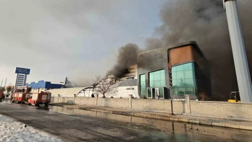 Mobilya fabrikasında b&uuml;y&uuml;k yangın
