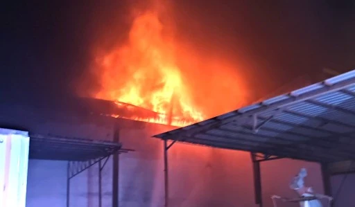 Mobilya fabrikasında yangın...Fırtına yangını b&uuml;y&uuml;tt&uuml;, 22 itfaiye m&uuml;dahale ediyor