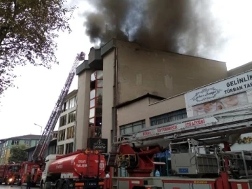 Mobilya imalathanesi &ccedil;atısındaki yangın, yandaki işletmeye de sı&ccedil;radı